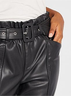 Calças com cintura subida em pele sintética - Kiabi