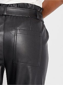 Calças com cintura subida em pele sintética - Kiabi