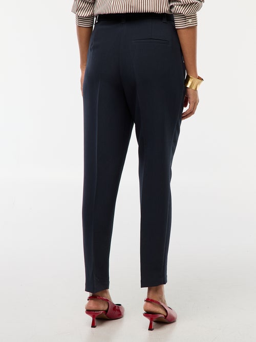 Calças com corte cenoura fluidas com cinto de fivela - Kiabi