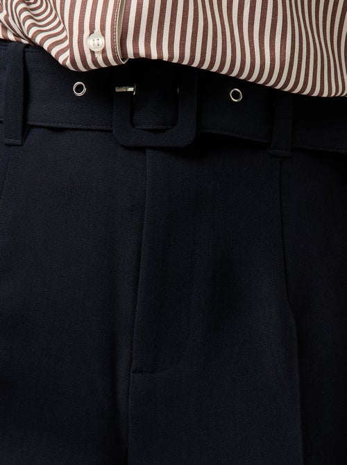 Calças com corte cenoura fluidas com cinto de fivela - Kiabi