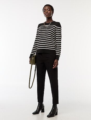 Calças com corte cenoura fluidas com cinto de fivela