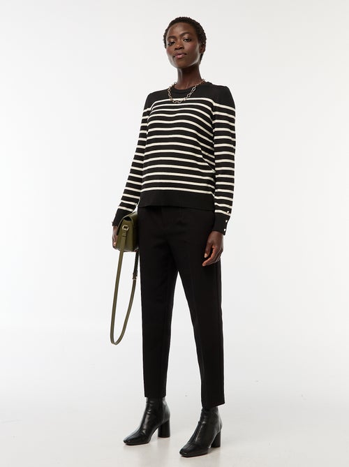 Calças com corte cenoura fluidas com cinto de fivela - Kiabi