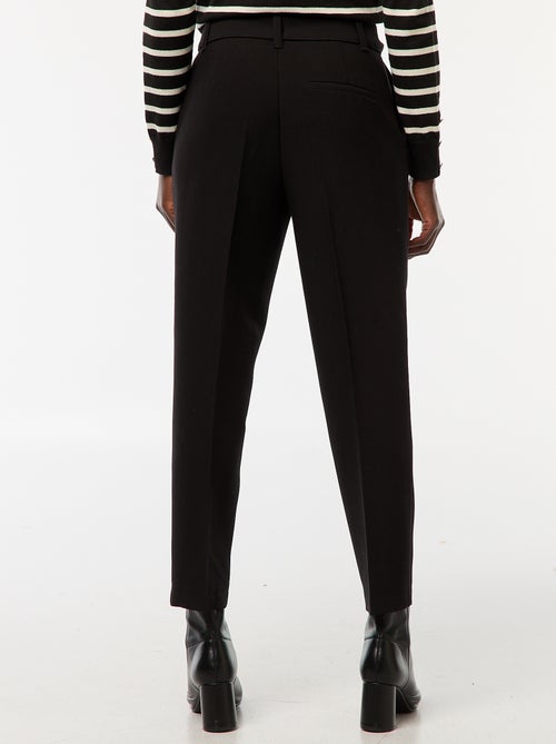 Calças com corte cenoura fluidas com cinto de fivela - Kiabi