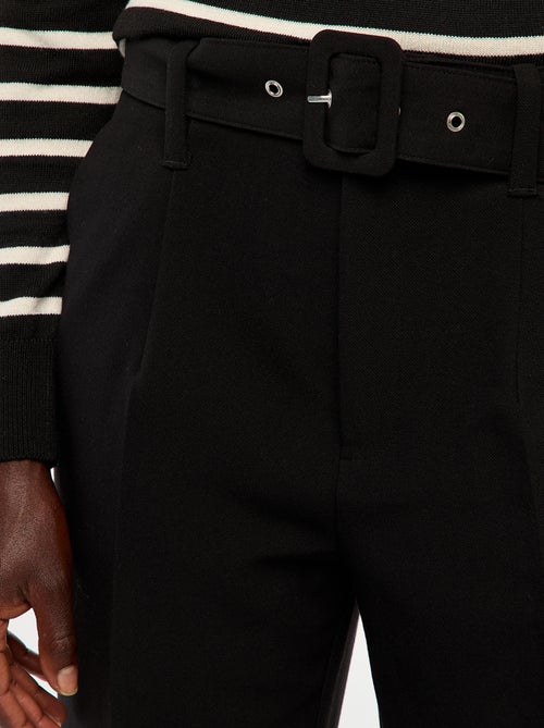 Calças com corte cenoura fluidas com cinto de fivela - Kiabi