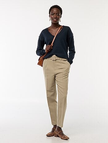 Calças com corte cenoura fluidas com cinto de fivela