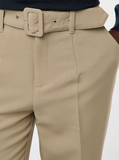 Calças com corte cenoura fluidas com cinto de fivela - Kiabi