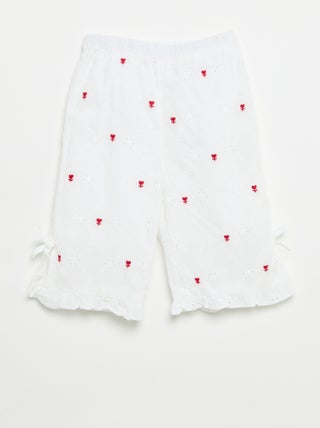 Calças com laços fantasia e bordados ingleses