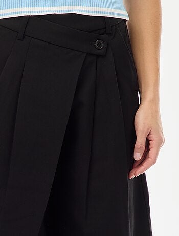 Calças com pregas assimétricas