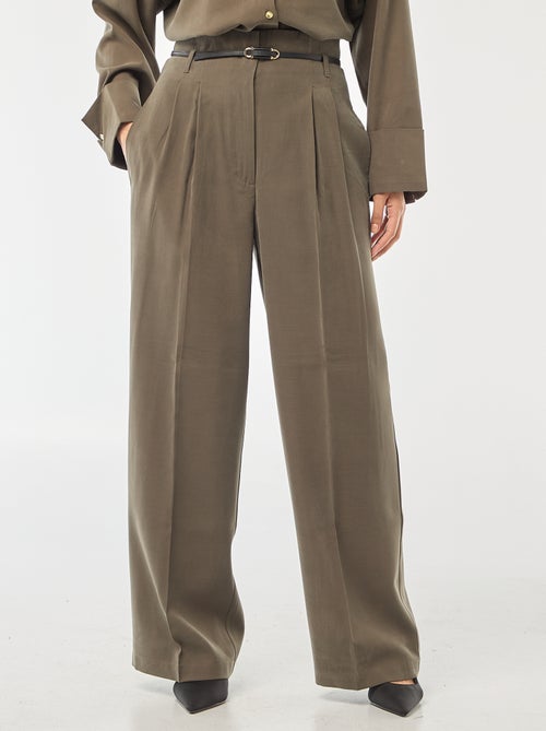 Calças com pregas e cinto integrado - Kiabi