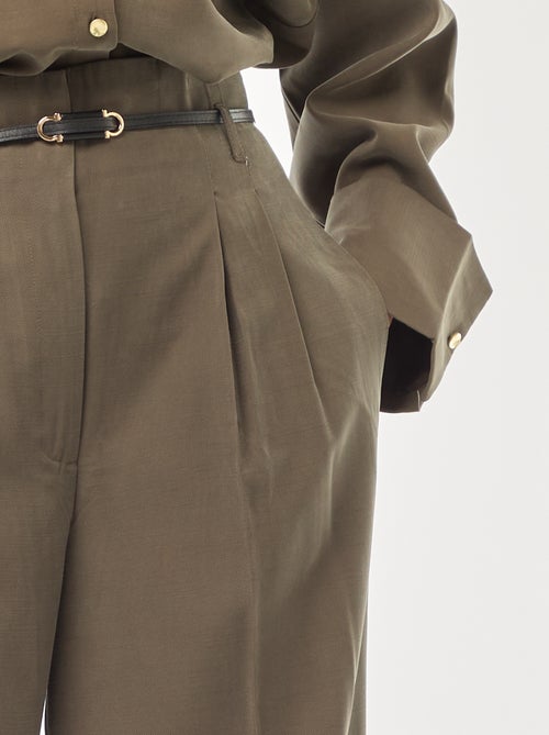 Calças com pregas e cinto integrado - Kiabi