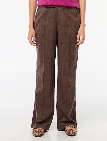 Calças com pregas e faixas laterais