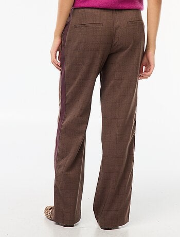 Calças com pregas e faixas laterais