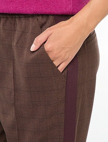 Calças com pregas e faixas laterais