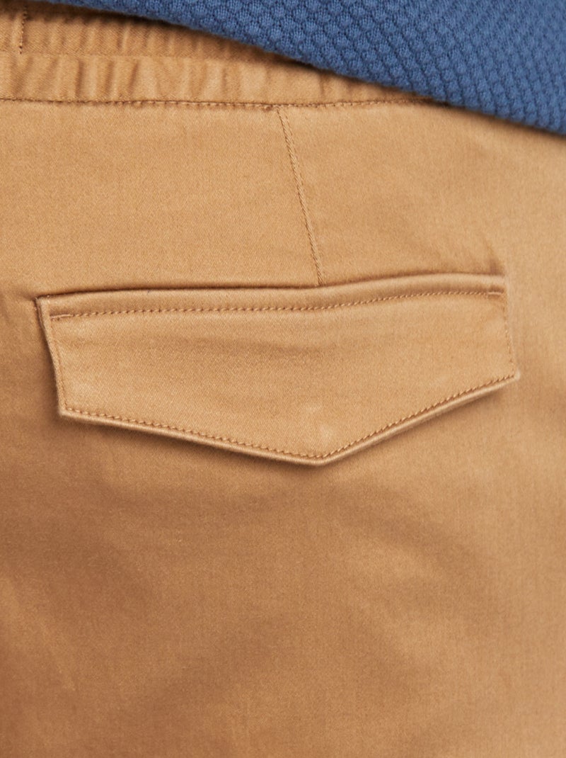 Calças com vários bolsos CASTANHO - Kiabi