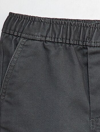Calças com vários bolsos