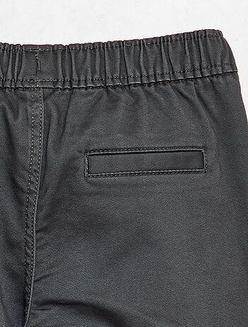 Calças com vários bolsos