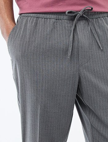 Calças de cidade com riscas finas