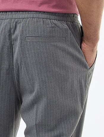 Calças de cidade com riscas finas