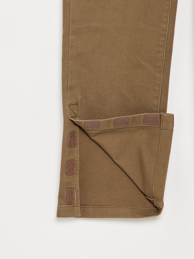 Calças de corte regular com bolsos de aba - coleção fácil de vestir Castanho - Kiabi