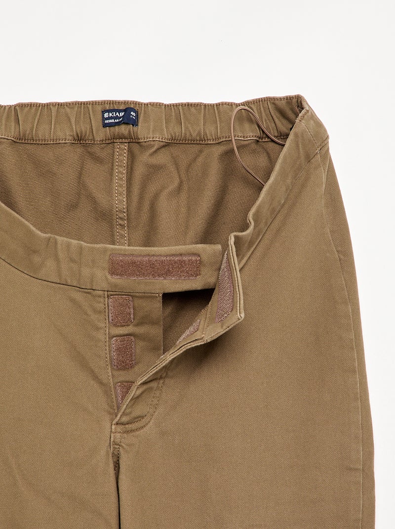 Calças de corte regular com bolsos de aba - coleção fácil de vestir Castanho - Kiabi