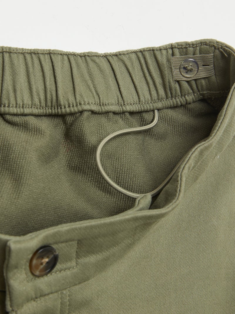 Calças de corte regular com bolsos de aba - coleção fácil de vestir VERDE - Kiabi