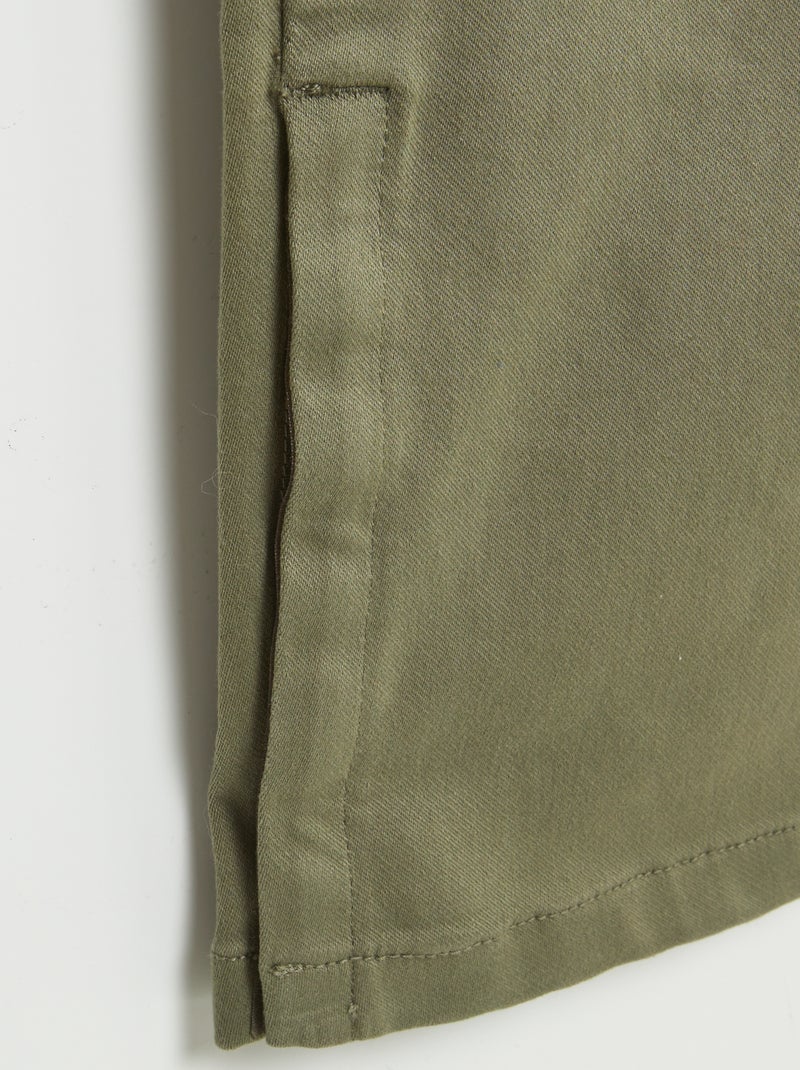 Calças de corte regular com bolsos de aba - coleção fácil de vestir VERDE - Kiabi