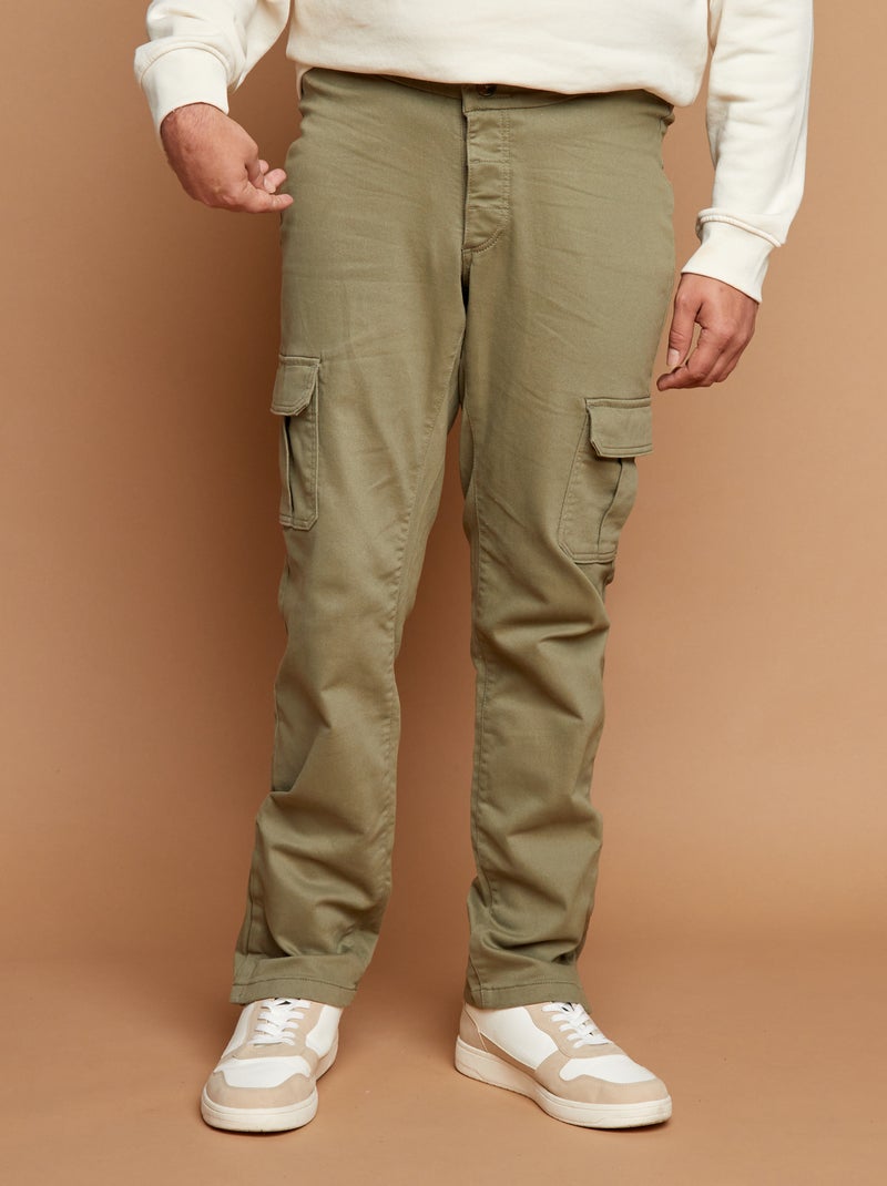 Calças de corte regular com bolsos de aba - coleção fácil de vestir VERDE - Kiabi
