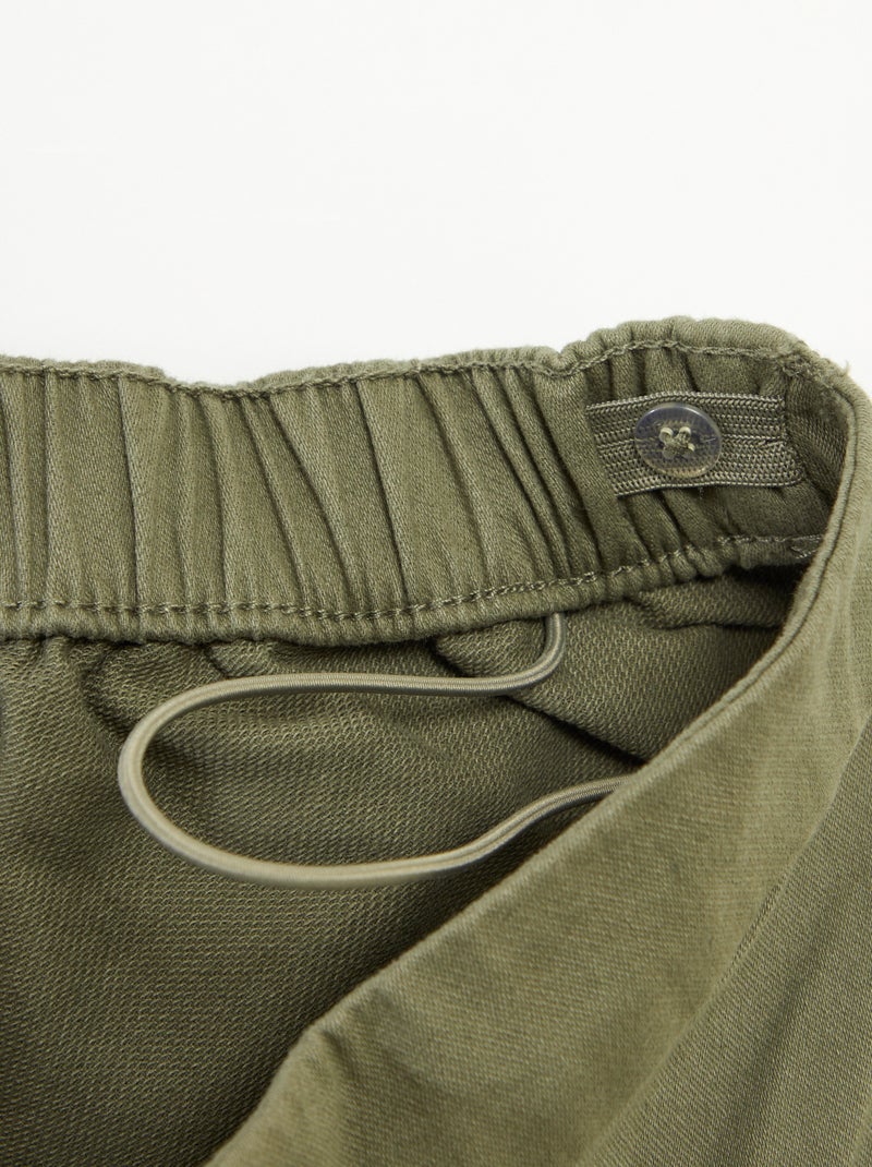 Calças de corte regular com bolsos de aba - coleção fácil de vestir VERDE - Kiabi