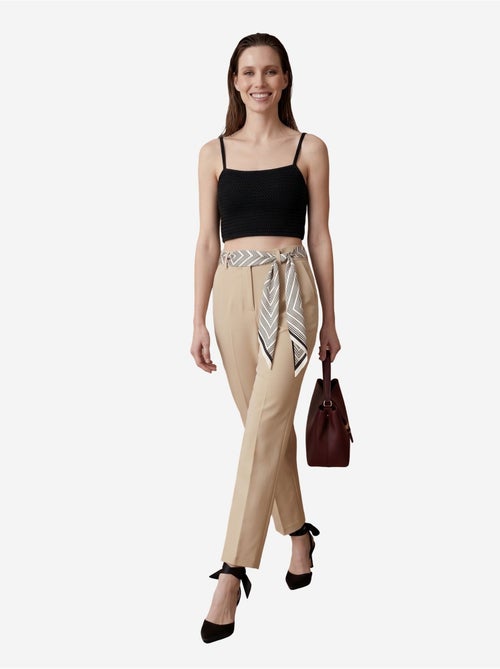 Calças de crepe de perna direita e cintura alta com cinto my fashion - Kiabi Calças de crepe de perna direita e cintura alta com cinto my fashion - Kiabi