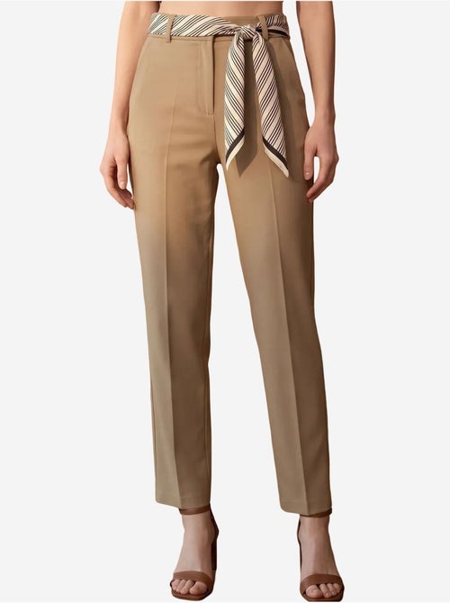 Calças de crepe de perna direita e cintura alta com cinto my fashion - Kiabi Calças de crepe de perna direita e cintura alta com cinto my fashion - Kiabi
