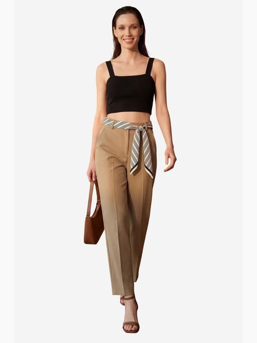 Calças de crepe de perna direita e cintura alta com cinto my fashion - Kiabi Calças de crepe de perna direita e cintura alta com cinto my fashion - Kiabi