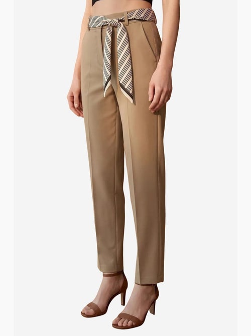 Calças de crepe de perna direita e cintura alta com cinto my fashion - Kiabi Calças de crepe de perna direita e cintura alta com cinto my fashion - Kiabi