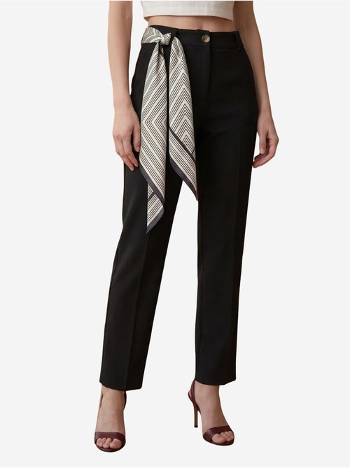 Calças de crepe de perna direita e cintura alta com cinto my fashion - Kiabi Calças de crepe de perna direita e cintura alta com cinto my fashion - Kiabi