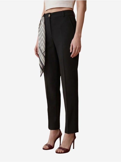 Calças de crepe de perna direita e cintura alta com cinto my fashion - Kiabi Calças de crepe de perna direita e cintura alta com cinto my fashion - Kiabi