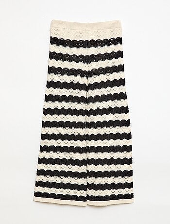 Calças de crochet com corte flare / evasê