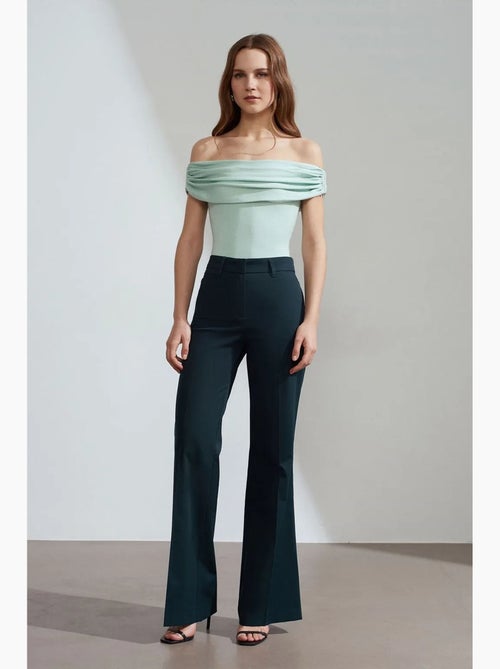 Calças de gabardina à boca de sino de cintura subida para mulher dilvin - Kiabi Calças de gabardina à boca de sino de cintura subida para mulher dilvin - Kiabi