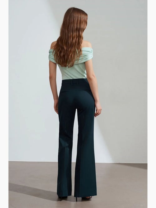 Calças de gabardina à boca de sino de cintura subida para mulher dilvin - Kiabi Calças de gabardina à boca de sino de cintura subida para mulher dilvin - Kiabi