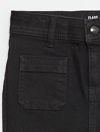 Calças de ganga corte flare/bootcut com bolsos de chapa