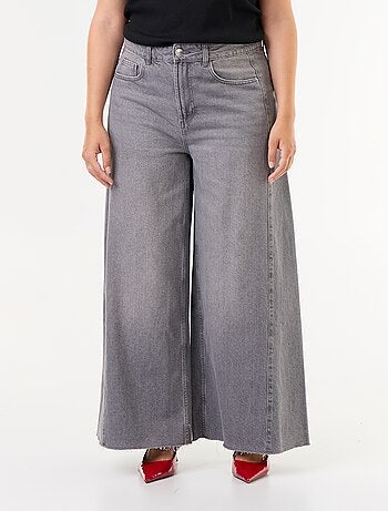 Calças de ganga wide leg e bainha desfiada