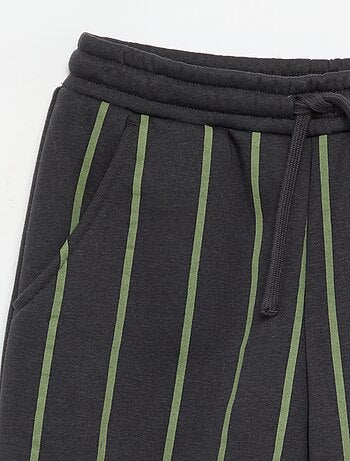 Calças de jogging às riscas