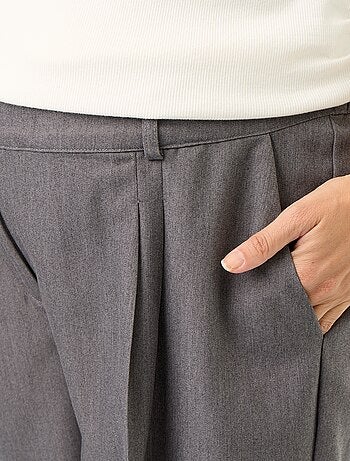 Calças de maternidade com pregas