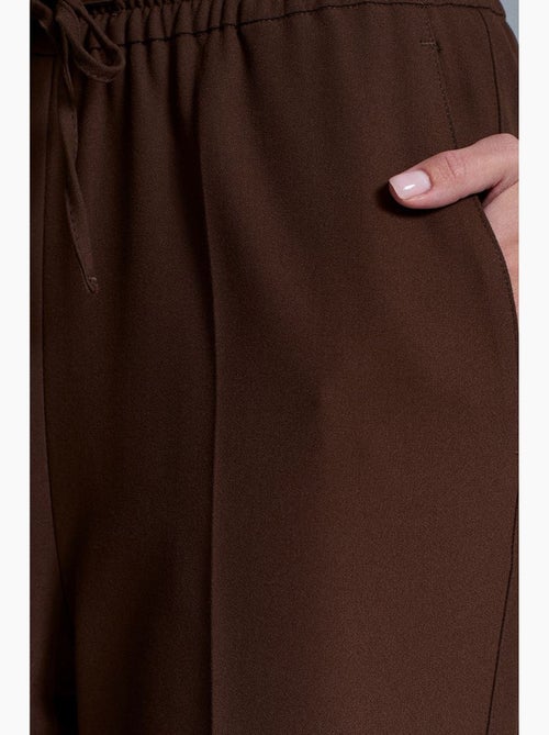Calças de mulher em crepe de perna reta dilvin - Kiabi Calças de mulher em crepe de perna reta dilvin - Kiabi