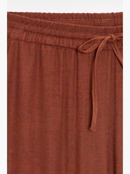 Calças de mulher em tecido com perna larga e cintura com cordão dilvin - Kiabi Calças de mulher em tecido com perna larga e cintura com cordão dilvin - Kiabi