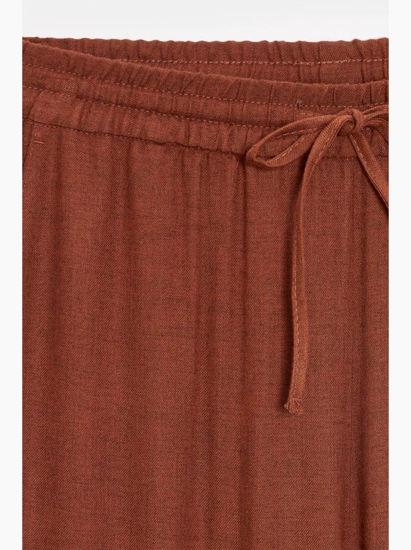 Calças de mulher em tecido com perna larga e cintura com cordão dilvin Terracota - Kiabi