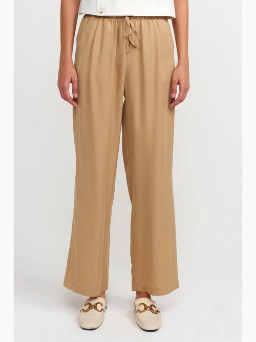 Calças de mulher em tencel de perna larga com cintura com cordão dilvin - Kiabi Calças de mulher em tencel de perna larga com cintura com cordão dilvin - Kiabi