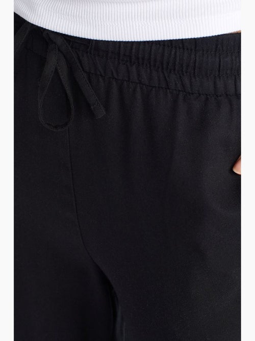Calças de perna larga em tencel com cintura com cordão dilvin - Kiabi Calças de perna larga em tencel com cintura com cordão dilvin - Kiabi