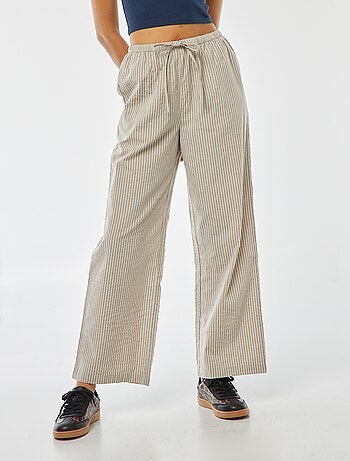 Calças de pijama às riscas