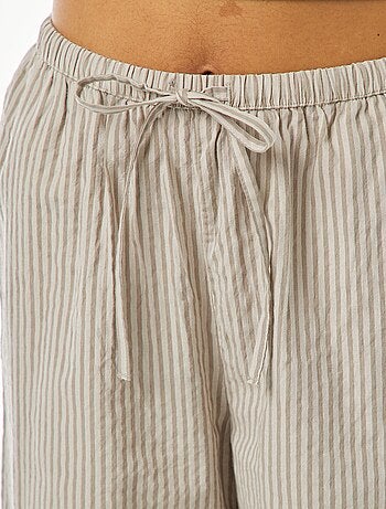 Calças de pijama às riscas