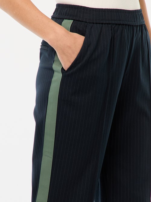 Calças de pinças com faixas laterais - Kiabi