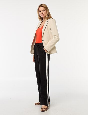 Calças com pregas e faixas laterais